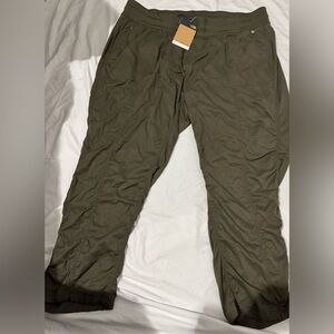 NWT The North Face Women’s  Dark Olive Cargo Pants